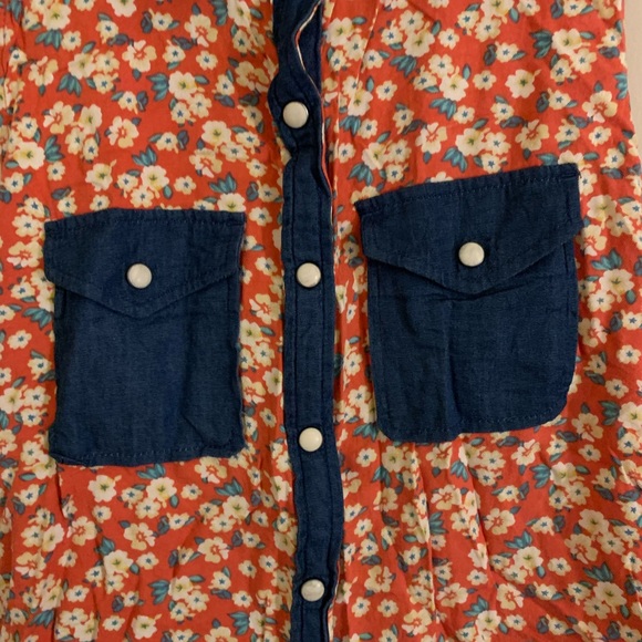 EUC Nollie Women’s Sleeveless Collared Rayon Floral Blouse in Red Floral - Picture 3 of 5